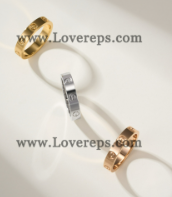 202525582 LOVE Ring Small Mondel White Gold