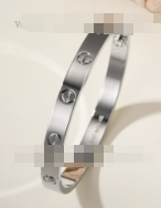 202523342 Classics Love Bracelet White Gold